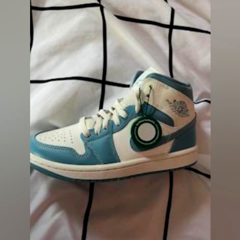 Air Jordan 1 Mid UNC (2022)